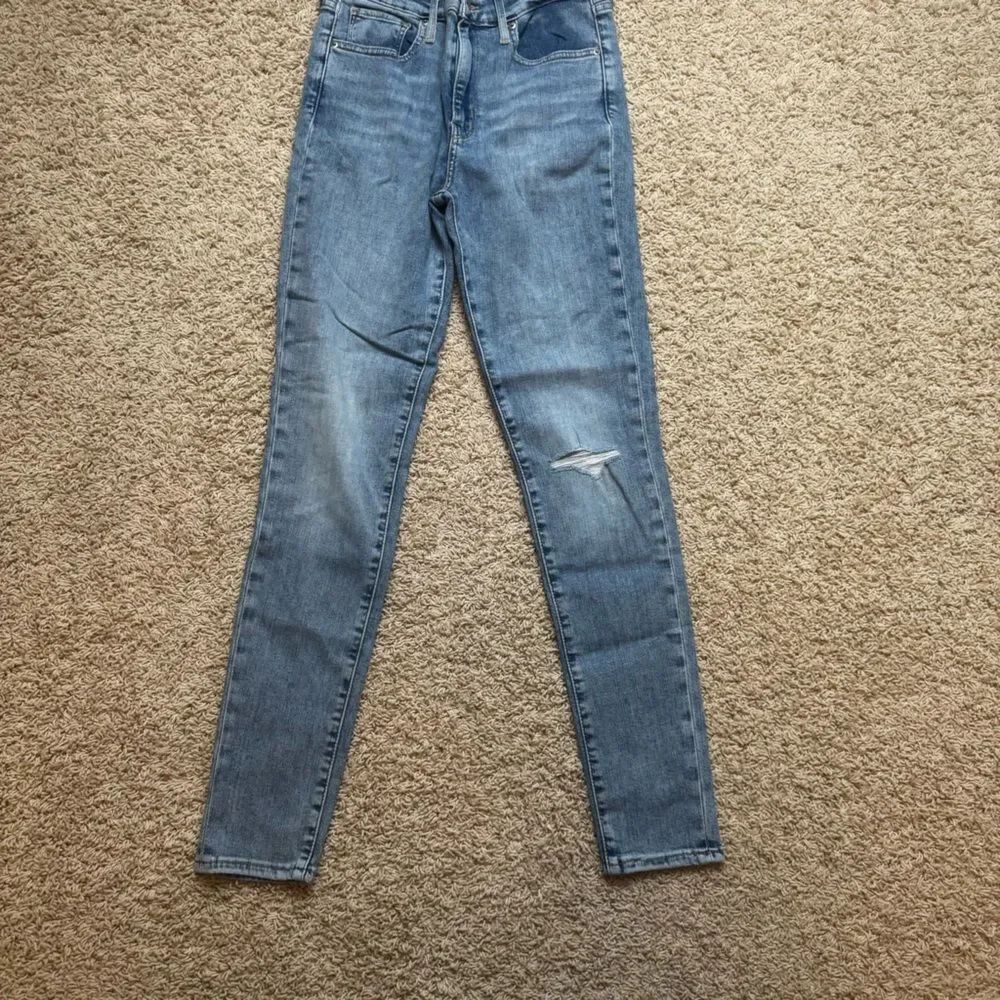 Women’s Levi’s distressed skinny jeans size 26 light wash